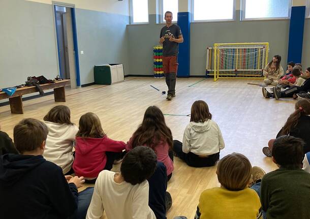 Andrea Macchi racconta il trail ai bambini della scuola di Voltorre