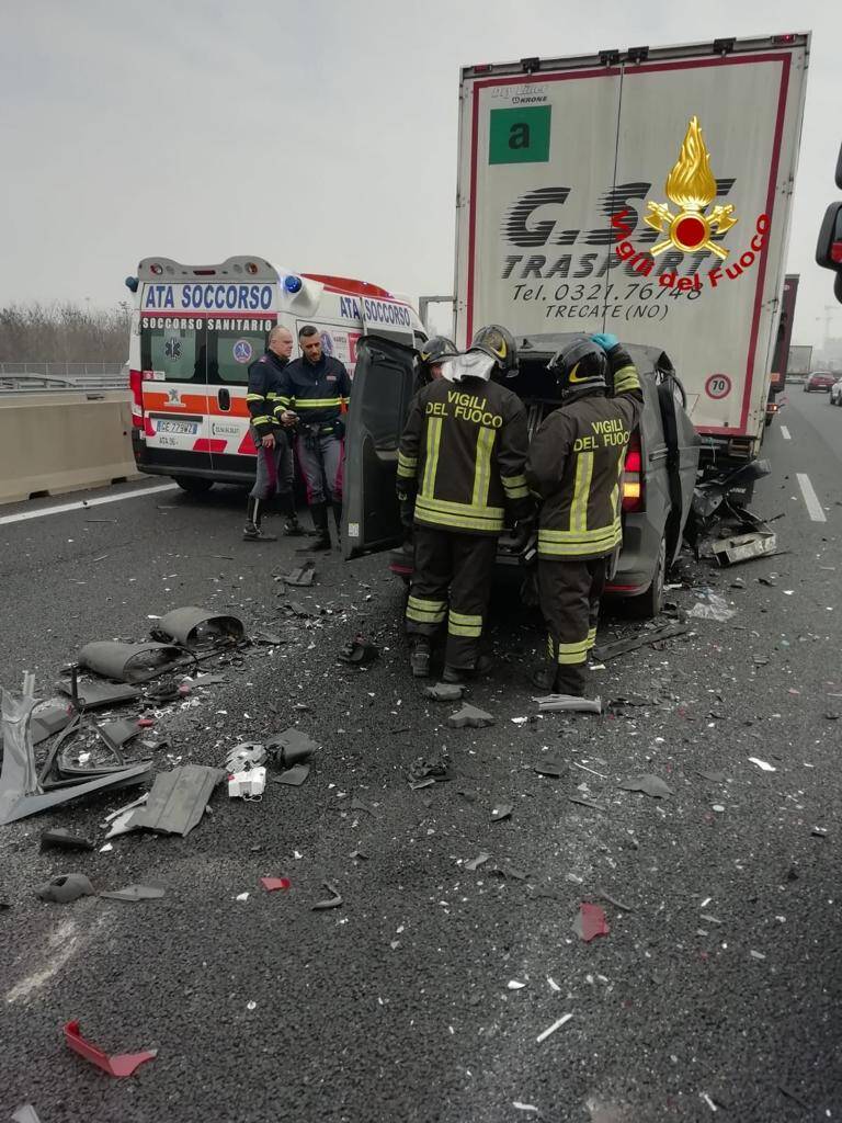 Auto disintegrata da un camion in A4 a Pero