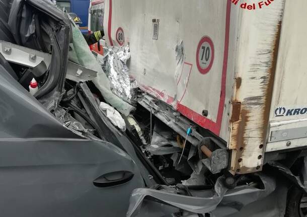 Auto disintegrata da un camion in A4 a Pero