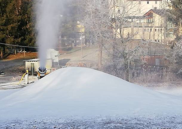 La neve “sparata“ a Cunardo