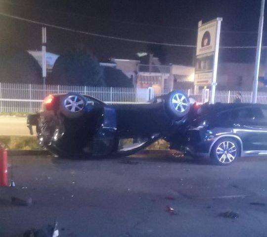 Incidente a Vergiate, un\'auto si ribalta