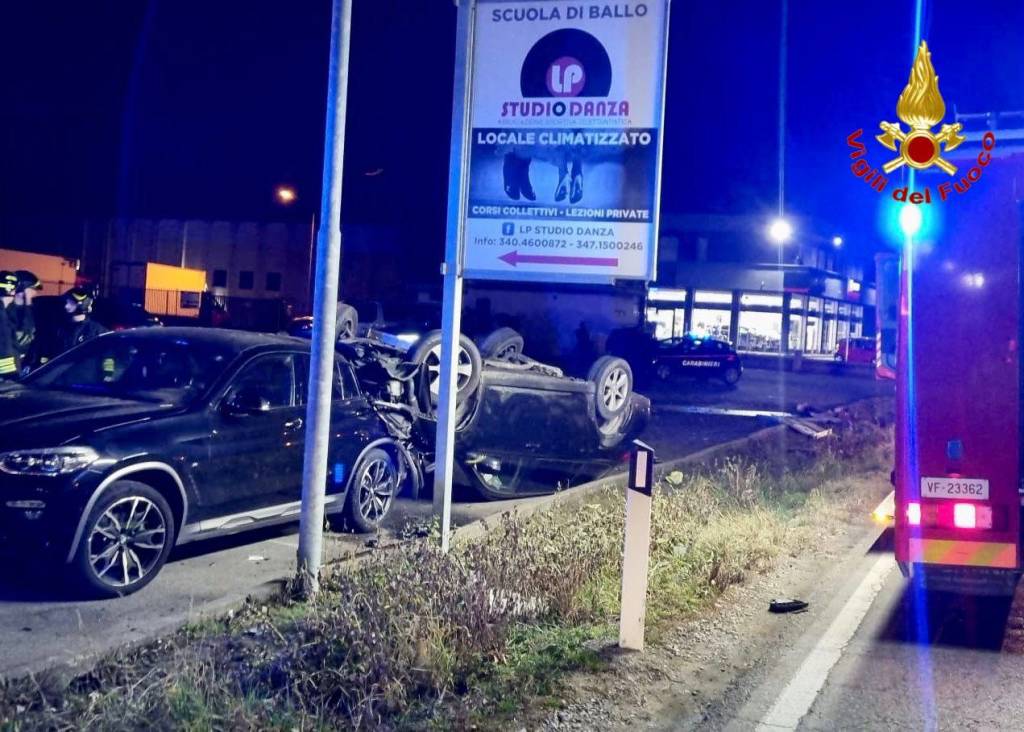 Incidente a Vergiate, un\'auto si ribalta