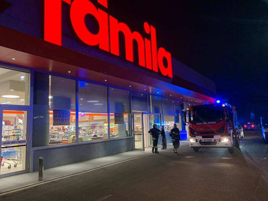 Evacuato un centro commerciale a Castronno