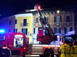 Fiamme sul tetto di un'abitazione in pieno centro a Parabiago 