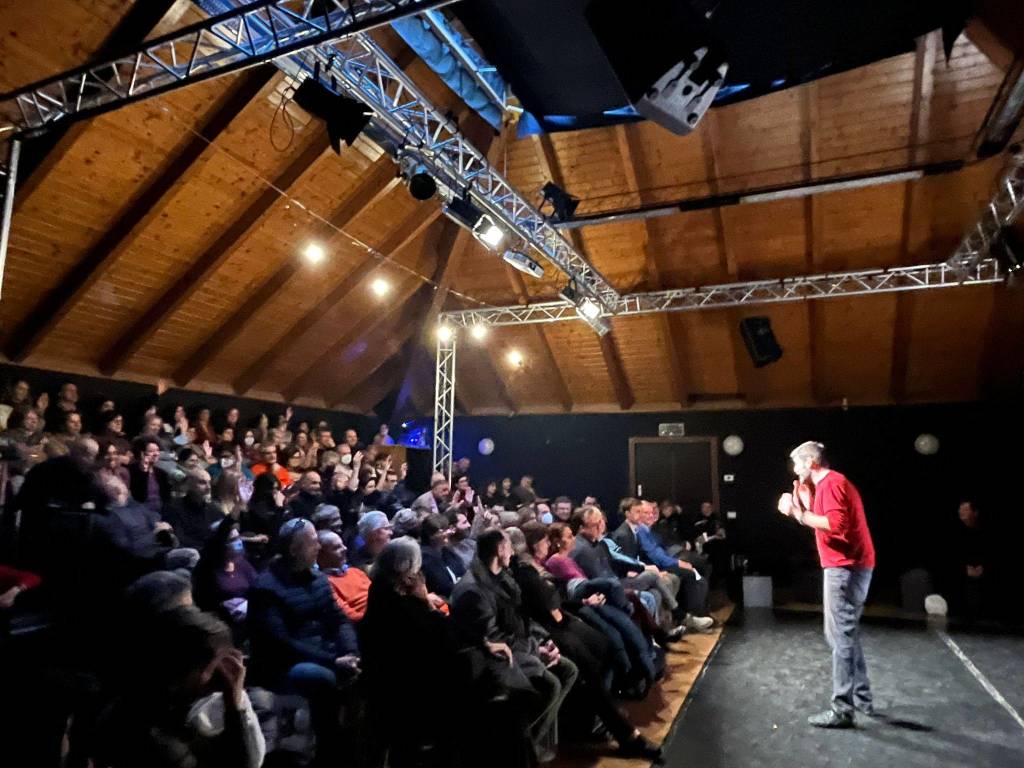 "Gli errori degli altri": allo spazio Yak lo spettacolo che insegna ai dipendenti comunali i pericoli della corruzione