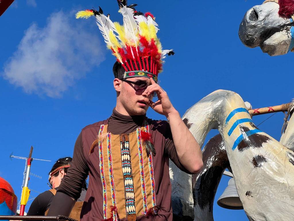 Il Carnevale di Ispra 2023: mascherine e carri per le vie del centro storico