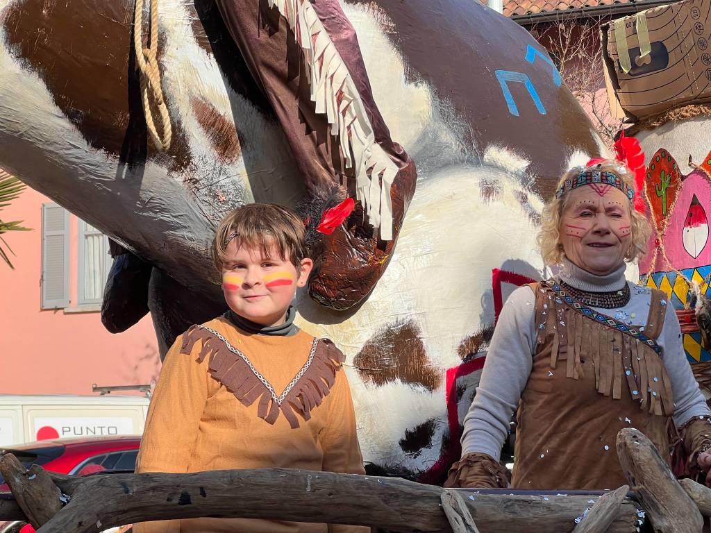Il Carnevale di Ispra 2023: mascherine e carri per le vie del centro storico