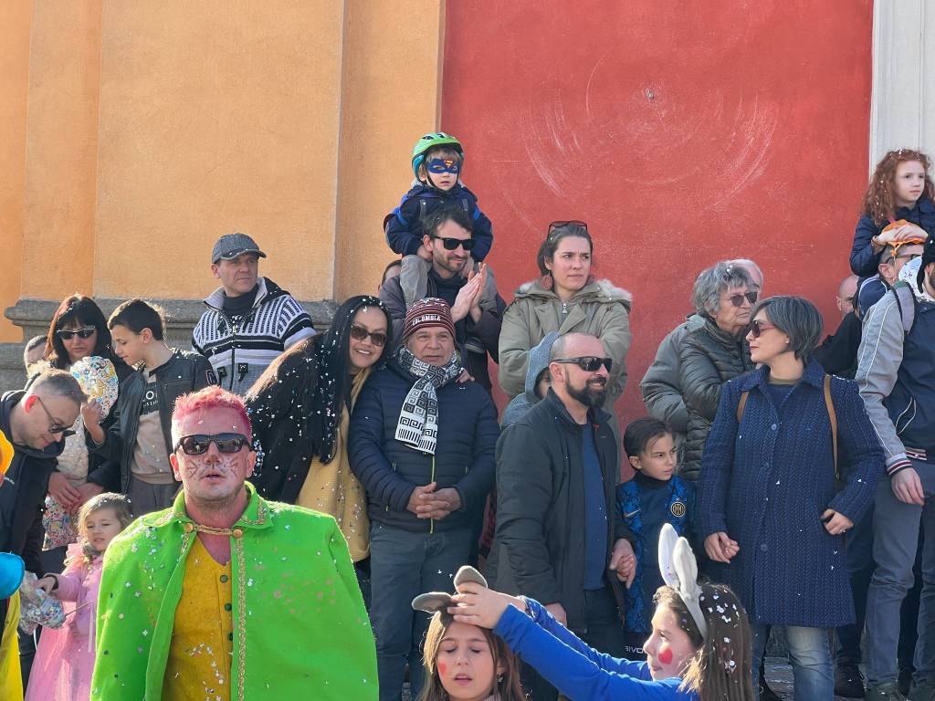 Il Carnevale di Ispra 2023: mascherine e carri per le vie del centro storico