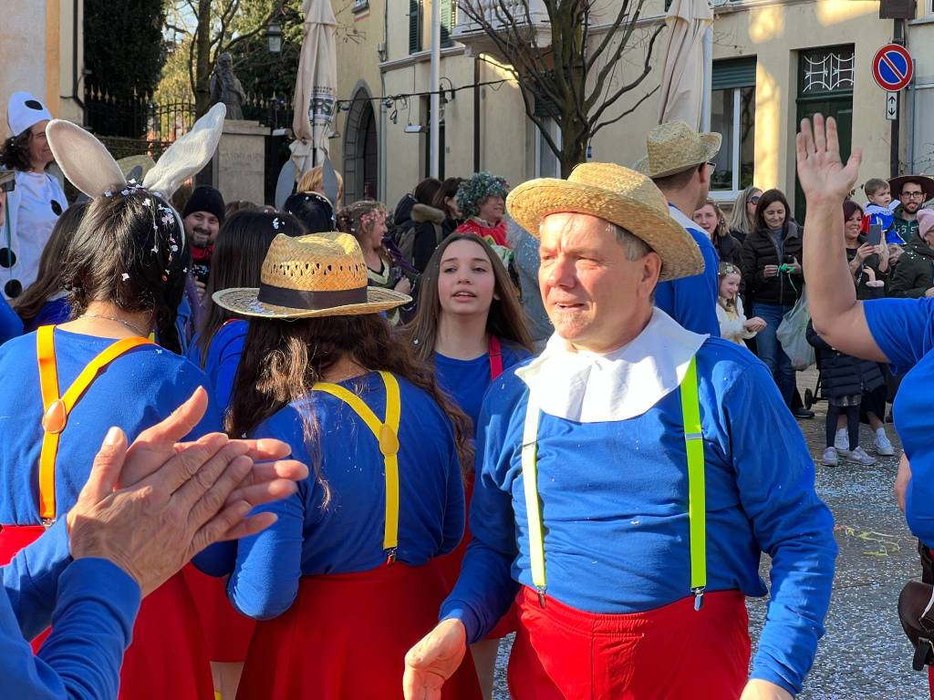 Il Carnevale di Ispra 2023: mascherine e carri per le vie del centro storico