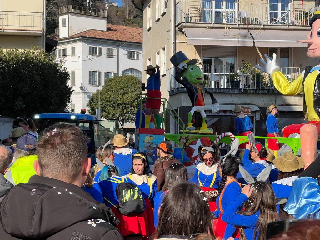 Il Carnevale di Ispra 2023: mascherine e carri per le vie del centro storico