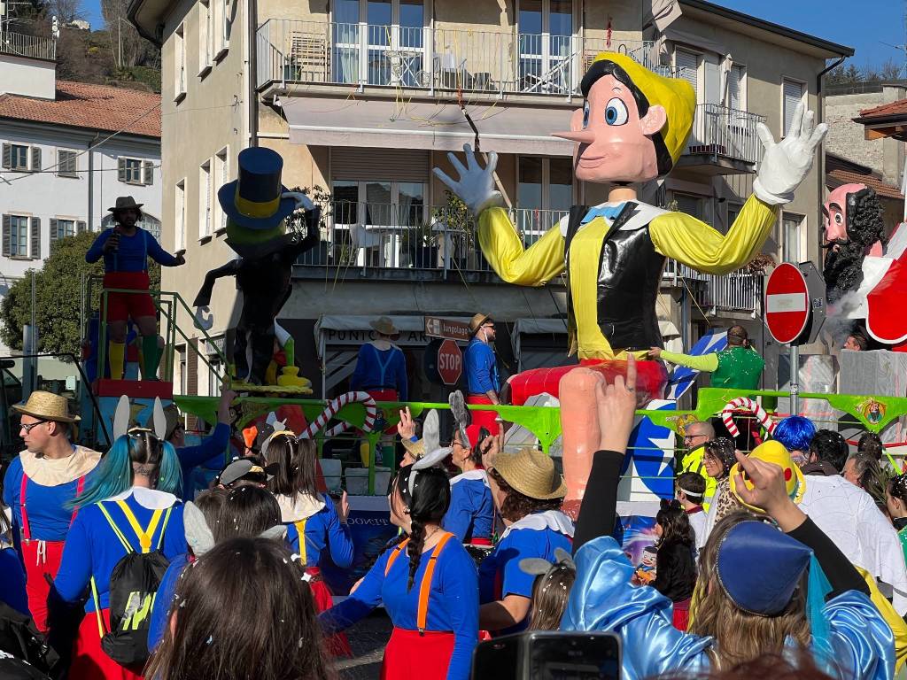 Il Carnevale di Ispra 2023: mascherine e carri per le vie del centro storico