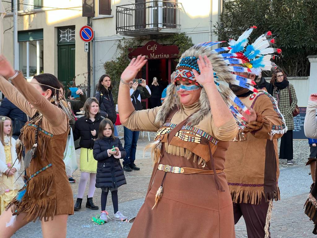 Il Carnevale di Ispra 2023: mascherine e carri per le vie del centro storico