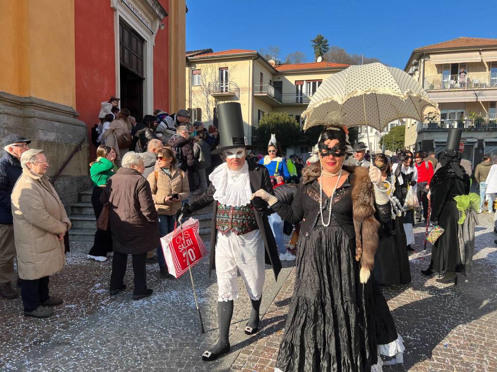 Il Carnevale di Ispra 2023: mascherine e carri per le vie del centro storico