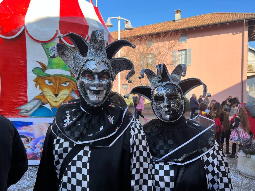 Il Carnevale di Ispra 2023: mascherine e carri per le vie del centro storico