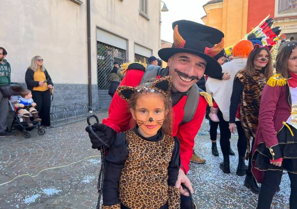 Le maschere di Carnevale colorano Cerro - FOTO E VIDEO - Prima Saronno