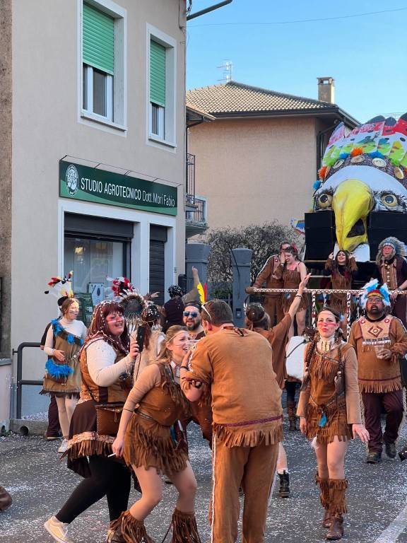 Il Carnevale di Ispra 2023: mascherine e carri per le vie del centro storico