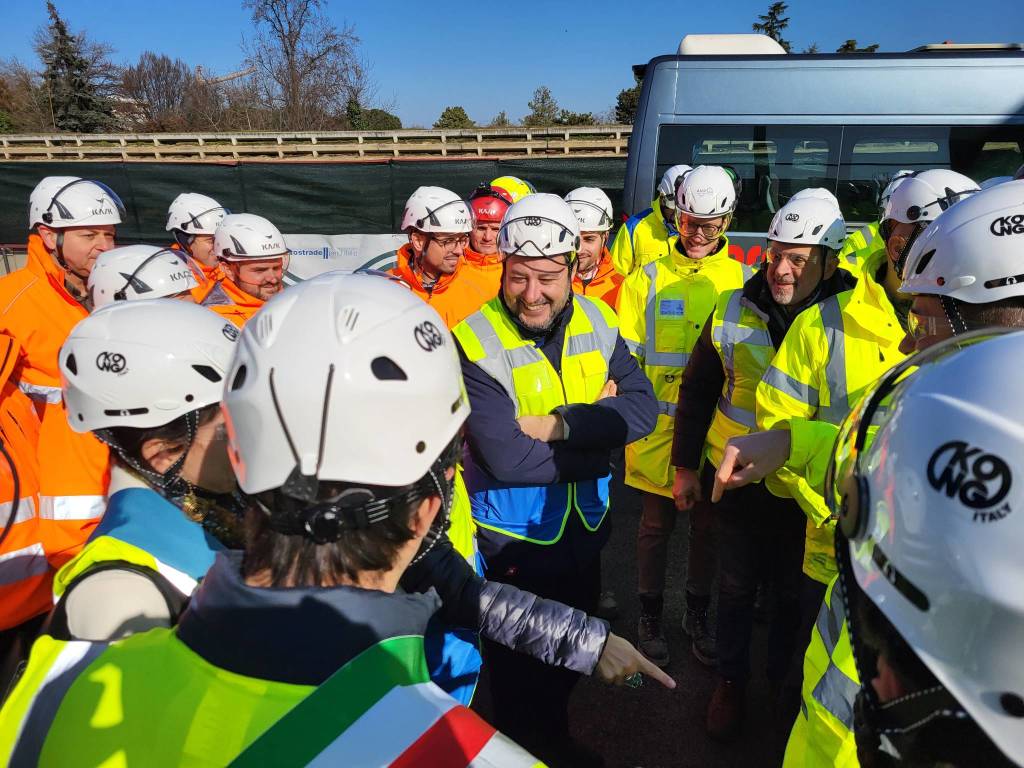 Il ministro Salvini in visita al cantiere per la quinta corsia sulla A8