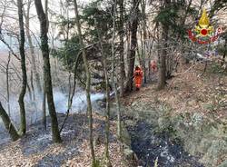 Incendio nel bosco a Cuasso al Piano, vigili del fuoco in azione