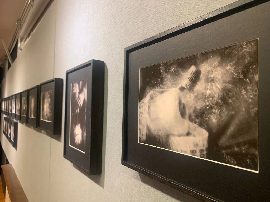 Le “immagini sommerse” di Antonio Delluzio esplorano a Gallarate il confine tra fotografia e pittura 