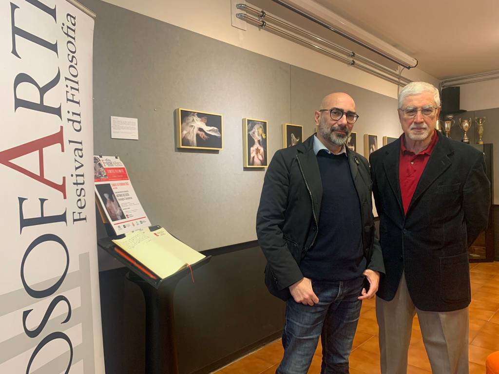 Le “immagini sommerse” di Antonio Delluzio esplorano a Gallarate il confine tra fotografia e pittura 