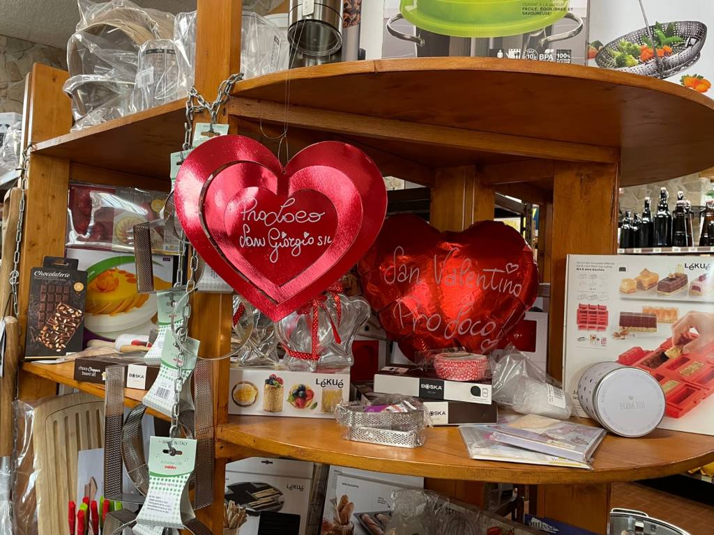 "Pioggia" di cuori rossi nelle vetrine di San Giorgio su Legnano con la Pro Loco