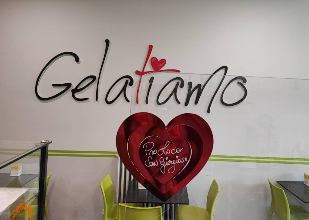 "Pioggia" di cuori rossi nelle vetrine di San Giorgio su Legnano con la Pro Loco