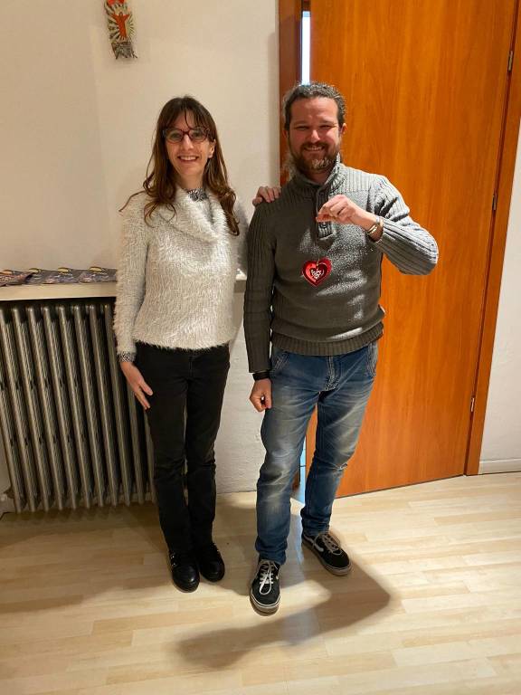 "Pioggia" di cuori rossi nelle vetrine di San Giorgio su Legnano con la Pro Loco