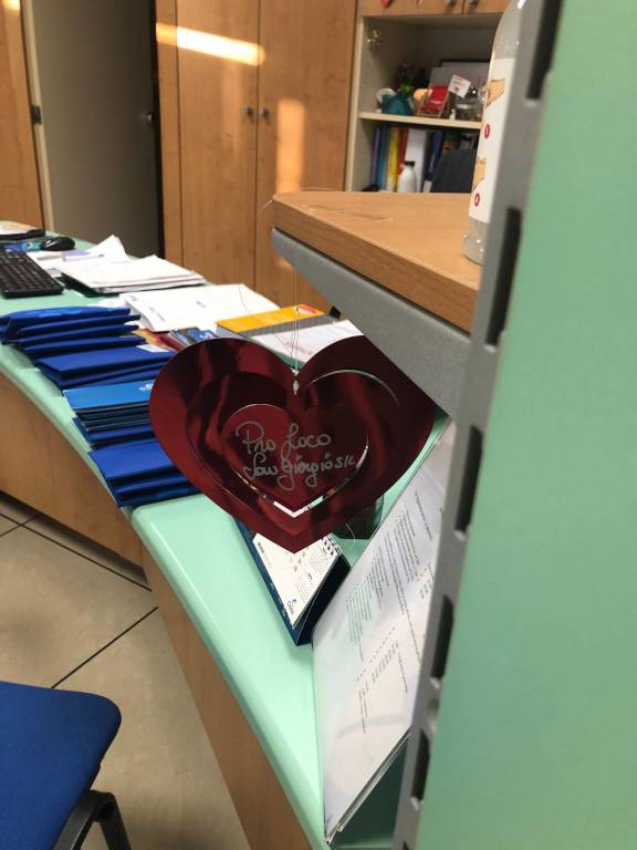 "Pioggia" di cuori rossi nelle vetrine di San Giorgio su Legnano con la Pro Loco