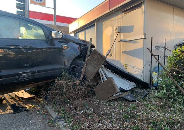 Scontro tra due auto in Viale Lombardia a Gallarate, finiscono dentro il distributore