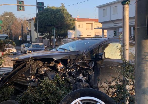 Scontro tra due auto in Viale Lombardia a Gallarate, finiscono dentro il distributore 