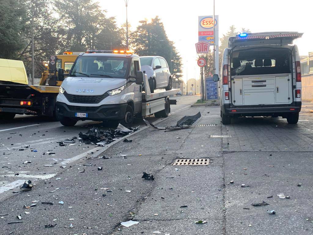 Scontro tra due auto in Viale Lombardia a Gallarate, finiscono dentro il distributore 