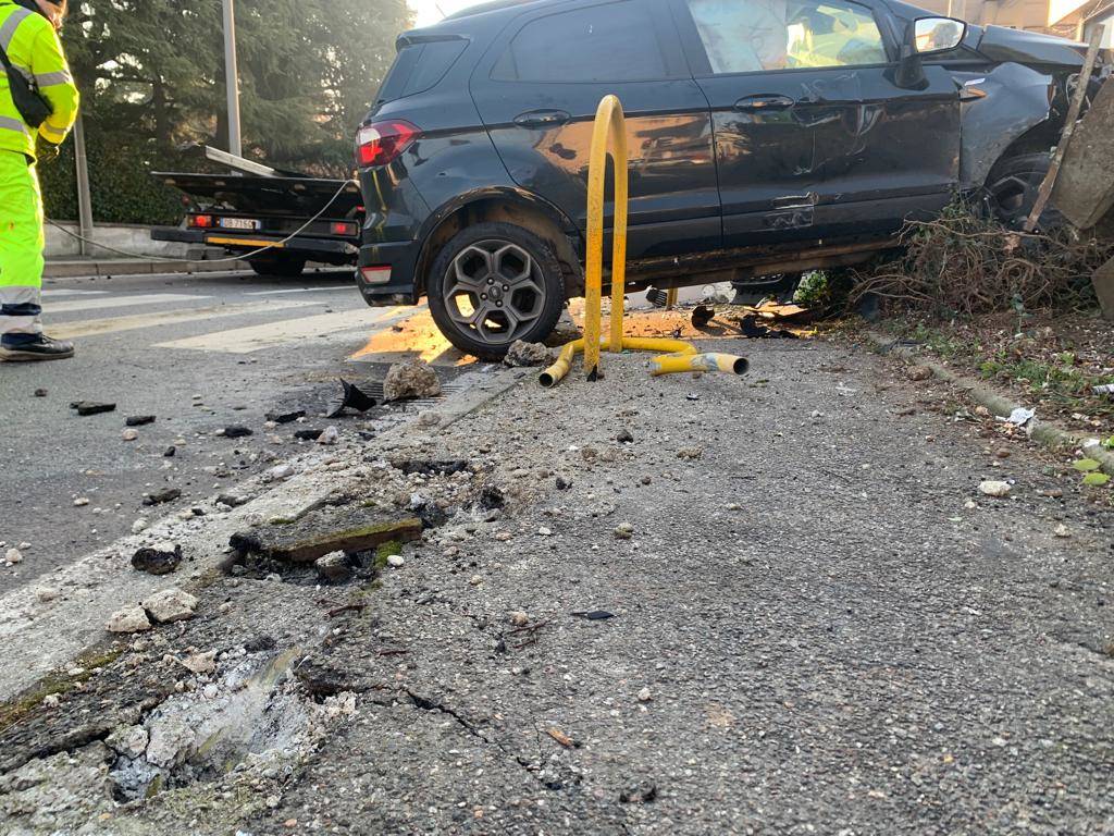 Scontro tra due auto in Viale Lombardia a Gallarate, finiscono dentro il distributore 