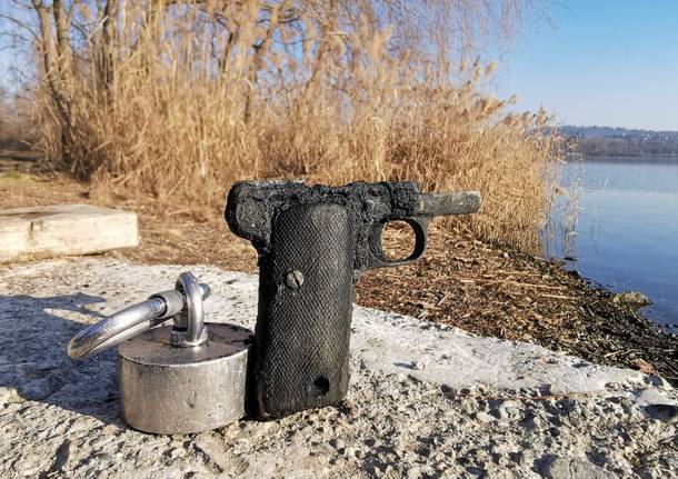 Una pistola pescata nel Lago di Varese