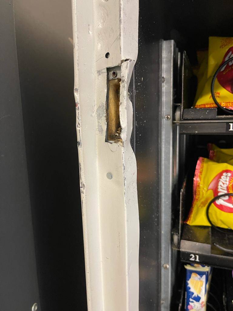 Vandalismi alle macchinette del liceo Cairoli