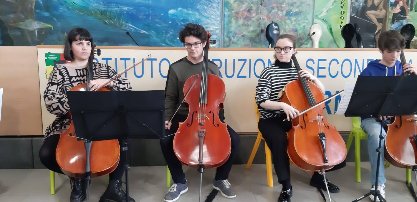 Al “Torno” di Castano Primo esibizione  dei 12 violoncellisti del "Cantelli" di Novara