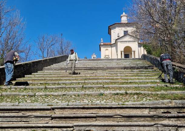 Cai senior al sacro Monte per ripulire la via Sacra