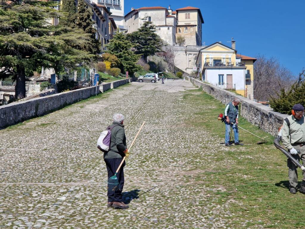 Cai senior al sacro Monte per ripulire la via Sacra