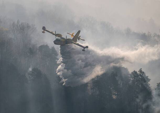 Canadair in azione su Montegrino Valtravaglia, foto di Gianpietro Toniolo