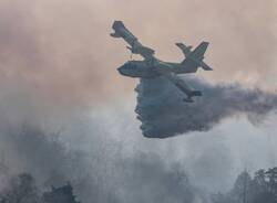 Canadair in azione su Montegrino Valtravaglia, foto di Gianpietro Toniolo