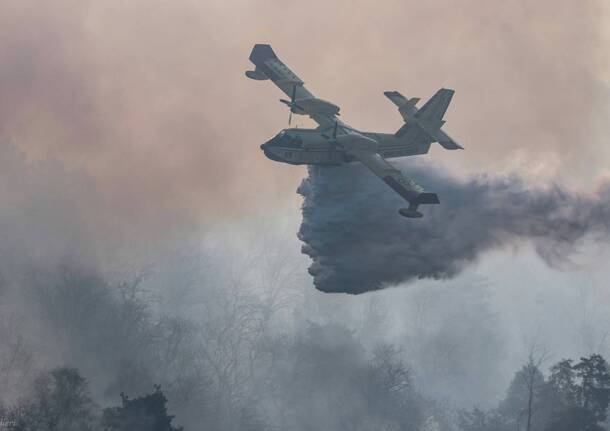 Canadair in azione su Montegrino Valtravaglia, foto di Gianpietro Toniolo