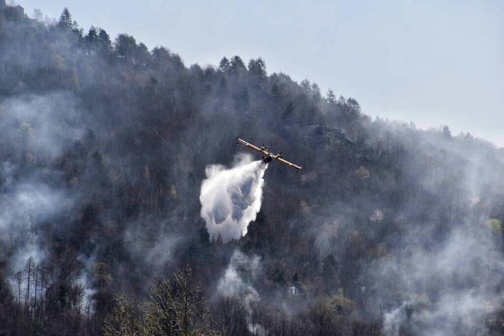 Canadair in azione su Montegrino Valtravaglia, foto di Gianpietro Toniolo