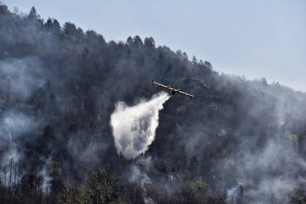 Canadair in azione su Montegrino Valtravaglia, foto di Gianpietro Toniolo