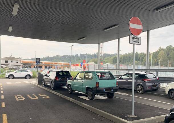 Cantello - parcheggi selvaggi alla stazione di Gaggiolo