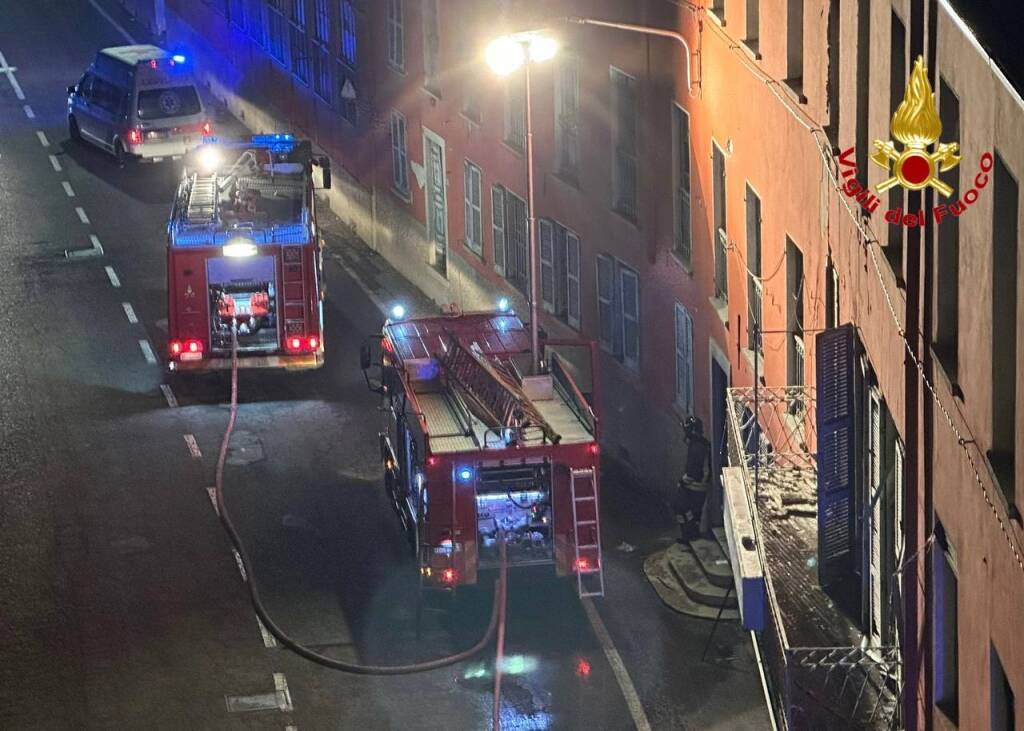 Germignaga: l\'intervento dei vigili del fuoco per domare le fiamme