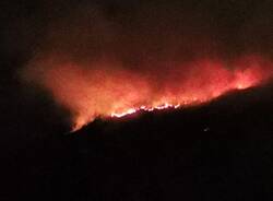 Avanza l\'incendio di Montegrino