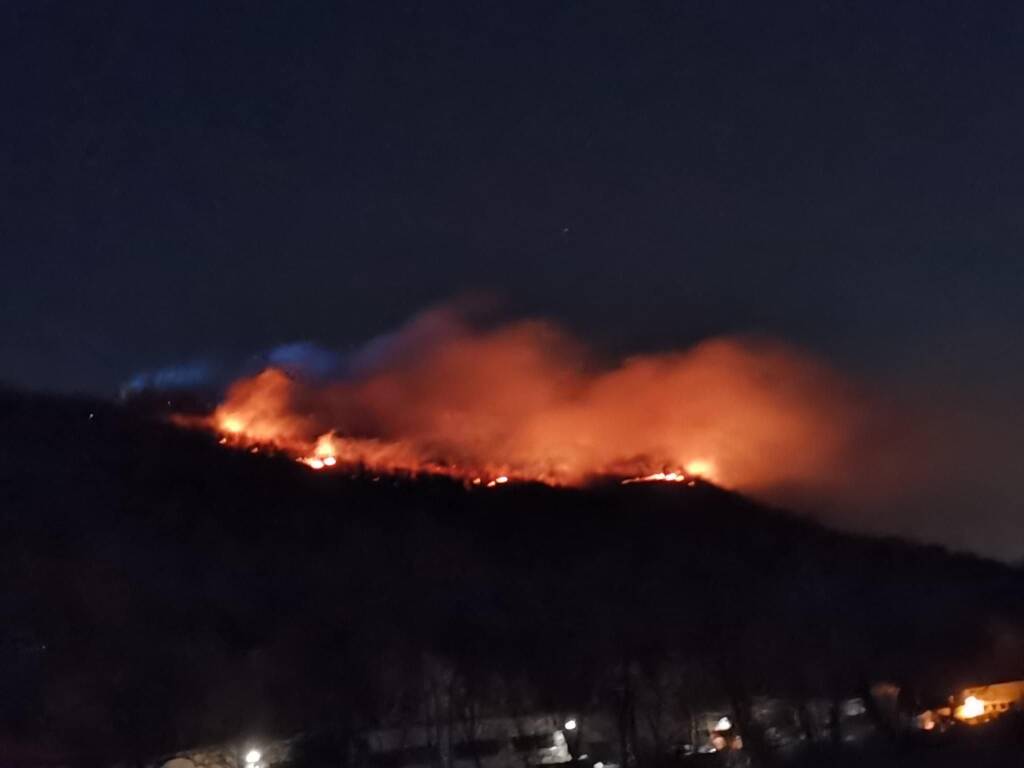 Avanza l\'incendio di Montegrino