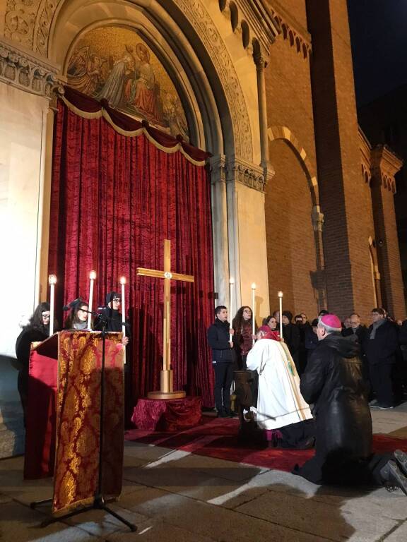 Castellanza - In processione con monsignor Delpini