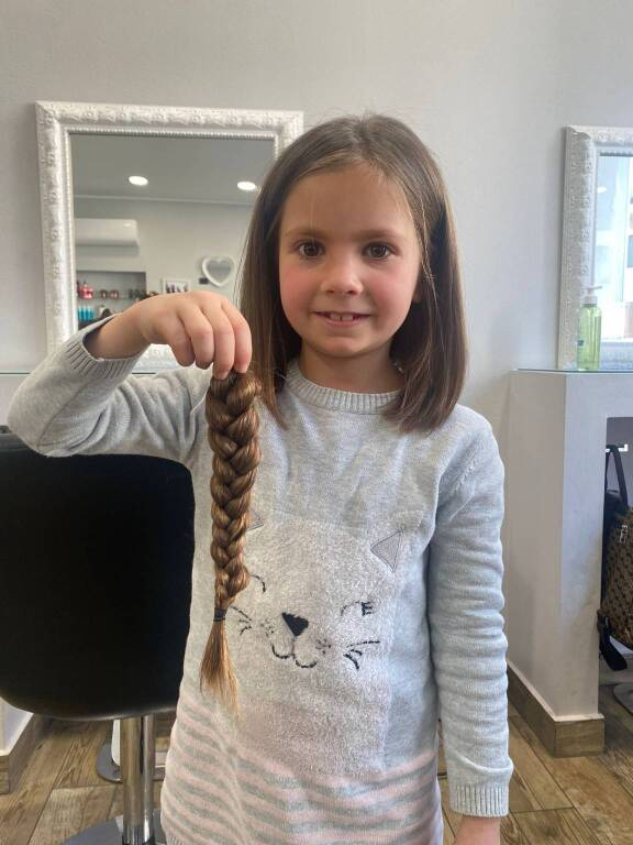 Il gesto d'amore della piccola Marta: dona i suoi capelli per aiutare le donne malate di cancro