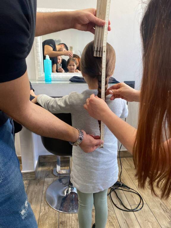 Il gesto d'amore della piccola Marta: dona i suoi capelli per aiutare le donne malate di cancro
