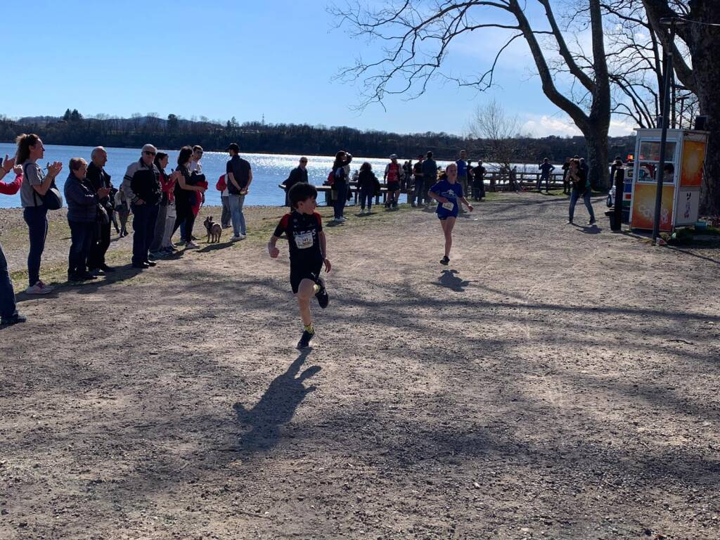 Il "mini trail" per i bambini a Gavirate